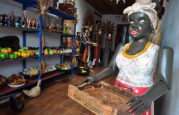 O artesanato de Bichinho e a arte de Toti Aparador Maison Du Monde ~ O artesanato de Bichinho e a arte de Toti