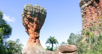 Parque Estadual de Vila Velha: trilhas pelos incríveis arenitos e lagos