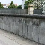 O Memorial do Muro de Berlim - Gedenkstätte Berliner Mauer, em alemão - é o principal ponto de memória do que foi a divisão causada pelo muro de concreto que impôs restrições de trânsito entre os moradores da porção socialista alemã com a parte capitalista da cidade.
