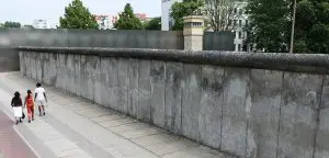O Memorial do Muro de Berlim - Gedenkstätte Berliner Mauer, em alemão - é o principal ponto de memória do que foi a divisão causada pelo muro de concreto que impôs restrições de trânsito entre os moradores da porção socialista alemã com a parte capitalista da cidade.