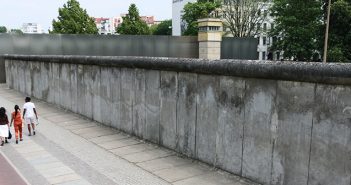 Como é visitar o Memorial do Muro de Berlim O Memorial do Muro de Berlim - Gedenkstätte Berliner Mauer, em alemão - é o principal ponto de memória do que foi a divisão causada pelo muro de concreto que impôs restrições de trânsito entre os moradores da porção socialista alemã com a parte capitalista da cidade.