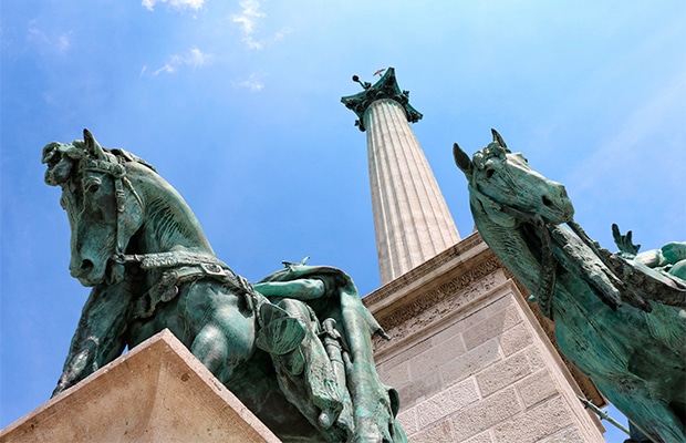 Conheça a Praça dos Heróis