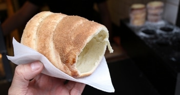 O tradicional trdelník: o pãozinho que vem conquistando paladares há séculos O tradicional trdelník