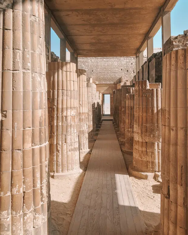 O complexo de templos e pirâmides de Saqqara e a cidade perdida de Mênfis