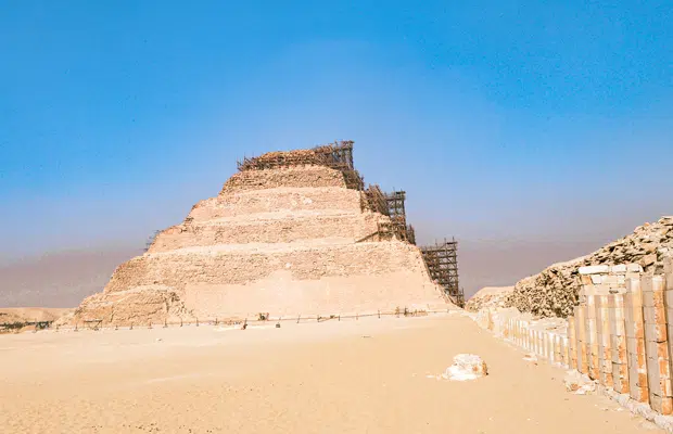 O complexo de templos e pirâmides de Saqqara e a cidade perdida de Mênfis