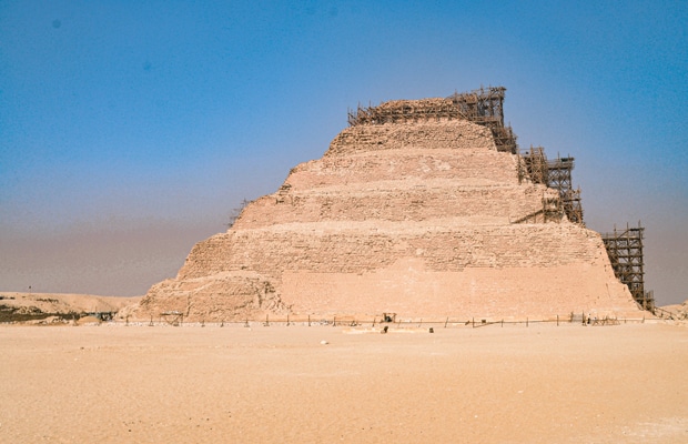 O complexo de templos e pirâmides de Saqqara e a cidade perdida de Mênfis