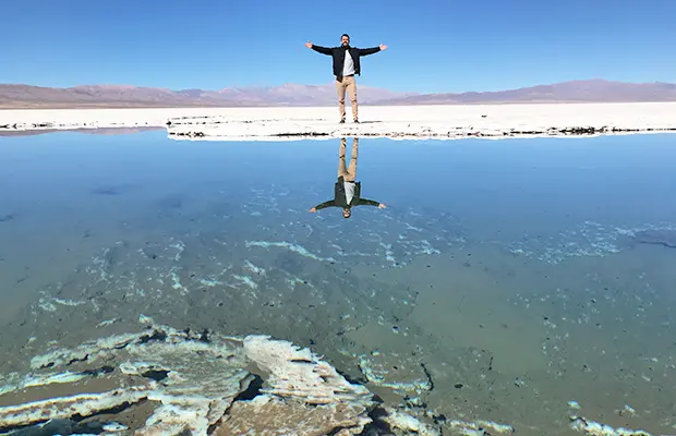 Salinas Grandes com céu refletido no sal