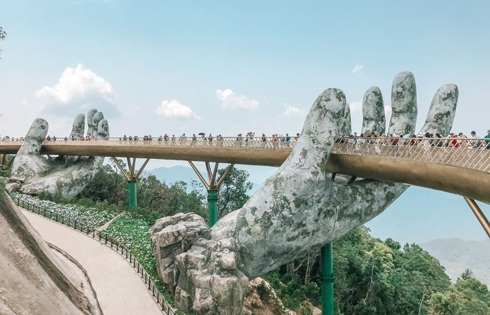 Cau Vang: a incrível ponte do Vietnã sustentada por duas mãos