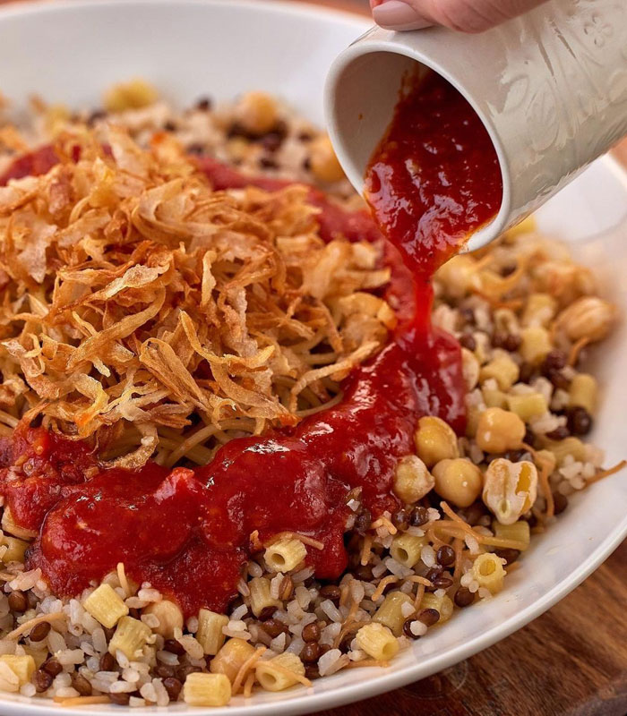 Fígado frito com cebola e especiarias num prato sobre a mesa