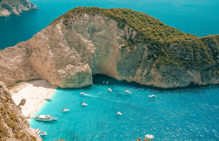 Santorini, a ilha vulcão da Grécia, recebe mais turistas do que o